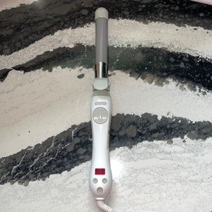 BEACHWAVER® S1 DUAL VOLTAGE WHITE ROTATING CURLING IRON